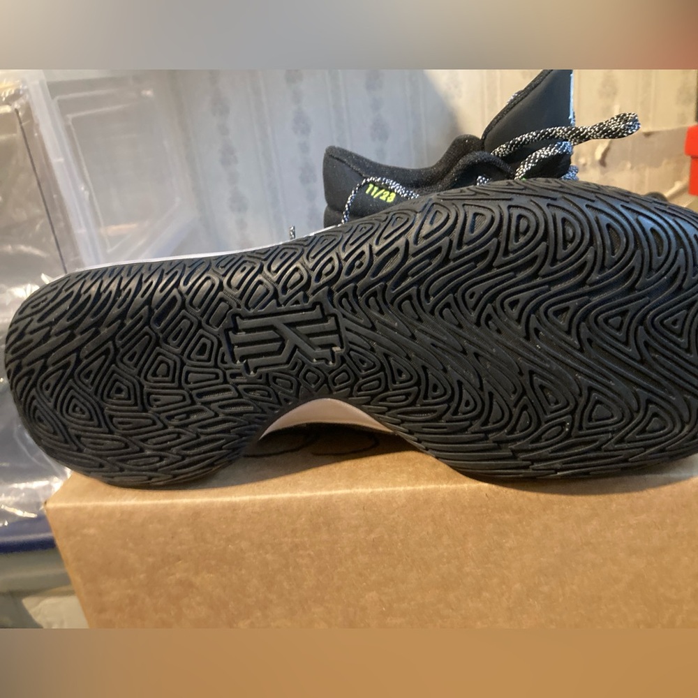 Nike Kyrie Irving Flytrap5, Solid Black - image 5